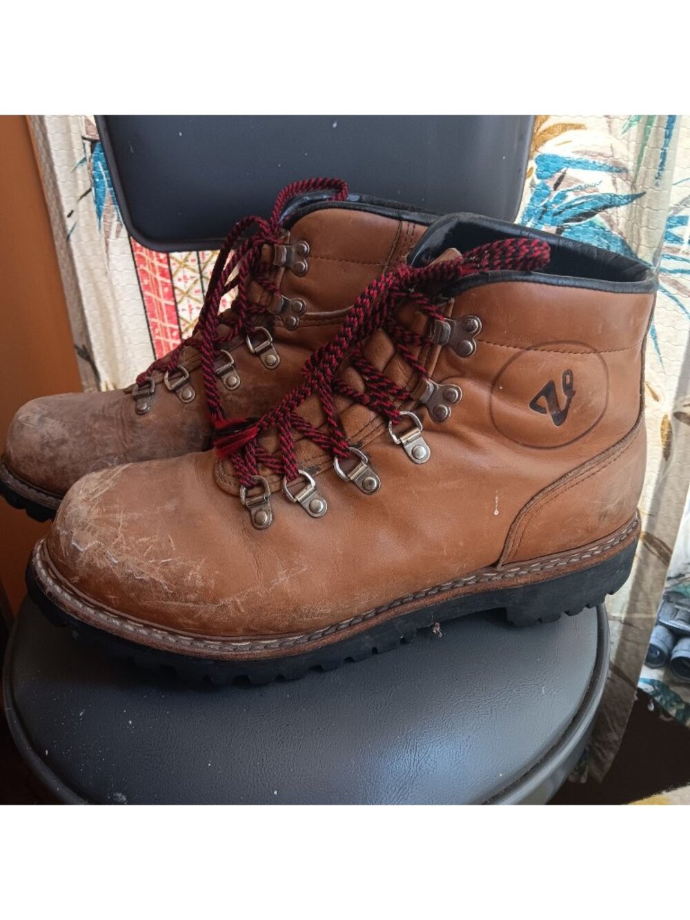 10D Vintage Brown Leather Vasque USA Hiking Boots Lug Laces 1990s Mens